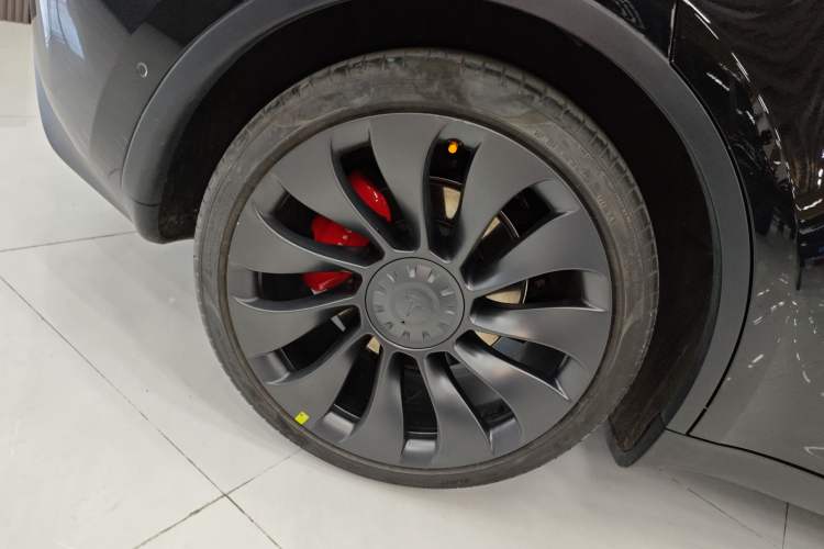 Used Tesla Model Y 2021 Standard Range Rear-Wheel Drive Version Right Rear Wheel Hub