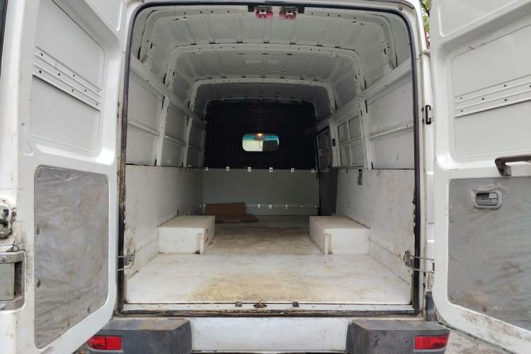 Used Iveco Daily 2021 2.5T V40 2-3 Seater Long Wheelbase Mid-Roof Dual Tires Manual Doors Trunk