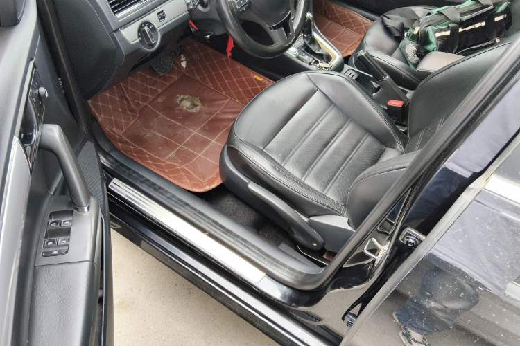 Used Volkswagen Gran Lavida 2013 1.6L Automatic Luxury Model Driver Seat