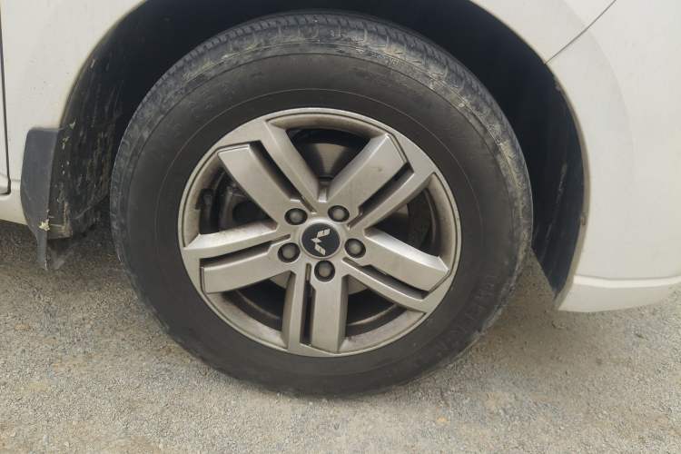 Used Wuling Hongguang PLUS 2020 1.5L Manual Comfort 7-Seater Right Front Wheel Hub