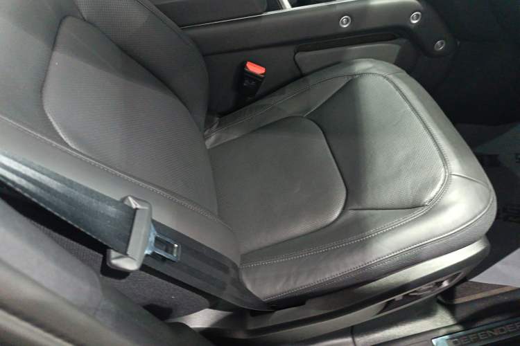 Used Land Rover Defender 2025 110 3.0T P400 – Dynamic HSE Right Front Seat