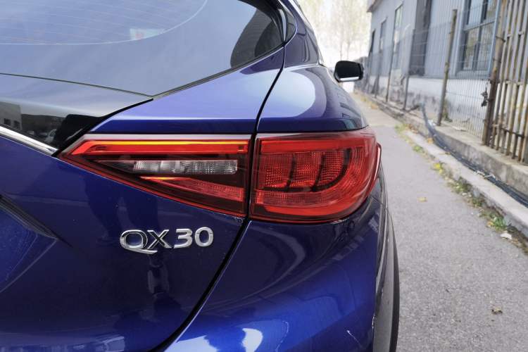 Used Infiniti QX30 2017 2.0T Four-Wheel Drive Fashion Edition Right Rear Taillight