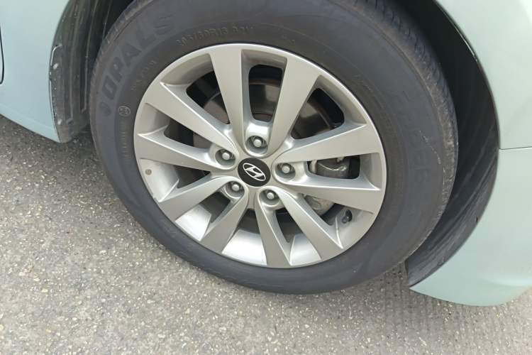 Used Hyundai Mistra 2014 1.8L Automatic Smart GLS Right Front Wheel Hub