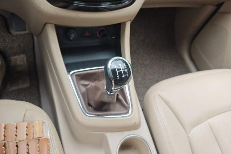 Used Baojun 730 2014 1.5L manual Comfort ESP version 7 seats Gear Lever