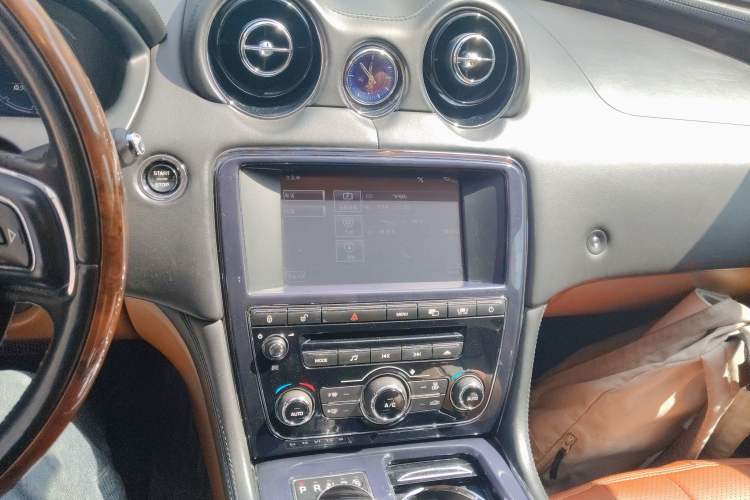 Used Jaguar XJ 2010 XJL 5.0 Panoramic Luxury Edition Audio And AC Panel