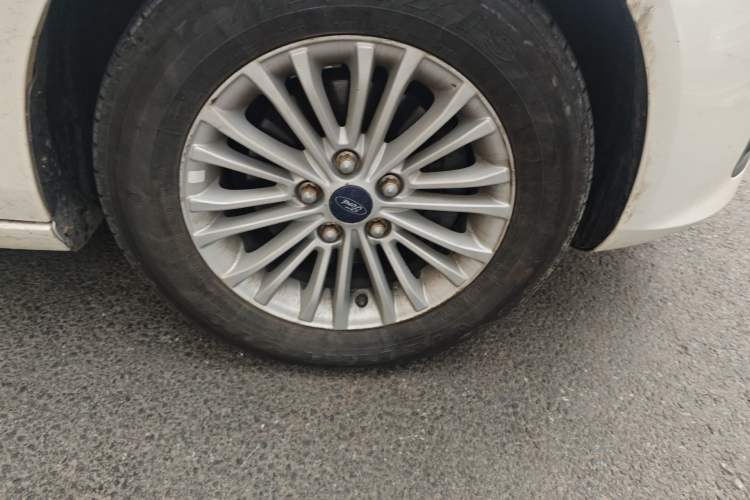 Used Ford Escort 2015 1.5L Automatic Comfort Edition Right Front Wheel Hub