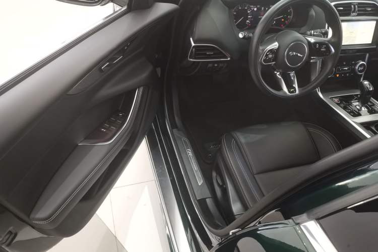 Used Jaguar XEL 2023 2.0T 200 PS R-DYNAMIC Youth Sports Edition Driver Seat