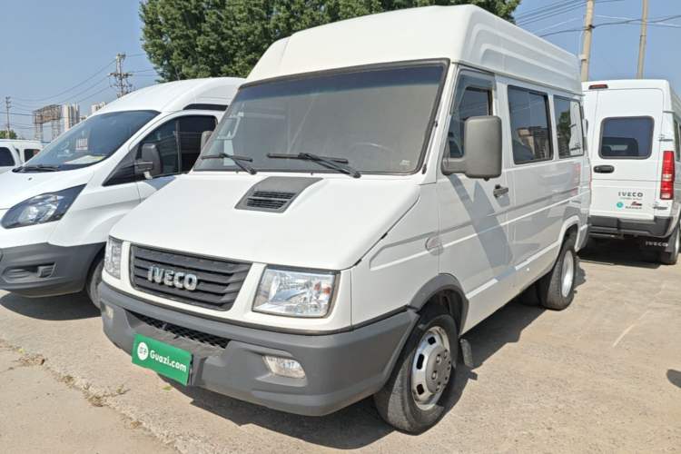 Used Iveco Daily 2021 2.5T A35 M1 Passenger Van 5-9 Seater Short Wheelbase Mid-Roof Design Dual Tires Side Sliding Door