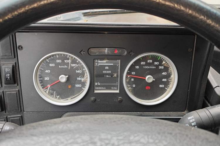 Used Iveco Daily 2021 2.8T V40 VAN厢式 Cargo Van 3-Seater Long Wheelbase Mid-Roof Design Dual Tires Manual Door Instrument Cluster