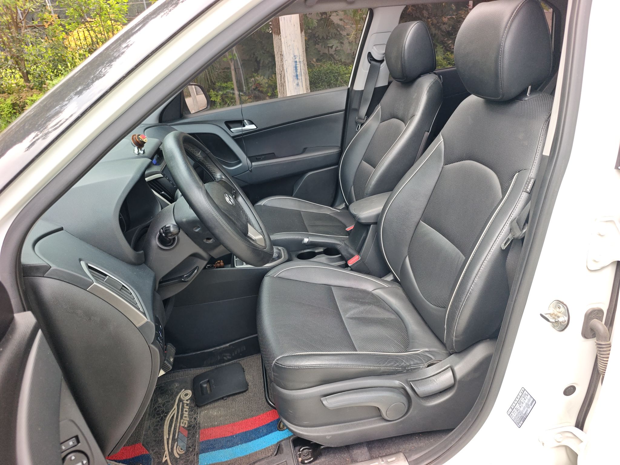 المقاعد الأمامية داخل السيارة