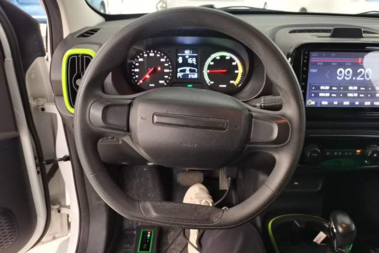 Used Roewe Clever 2021 302 km New Four-Seater Super-Efficient Version Steering Wheel