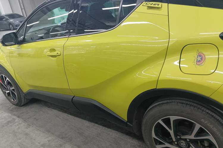 Used Toyota C-HR 2018 2.0L Luxury Sunroof Version China V Emission Standard Exterior 3