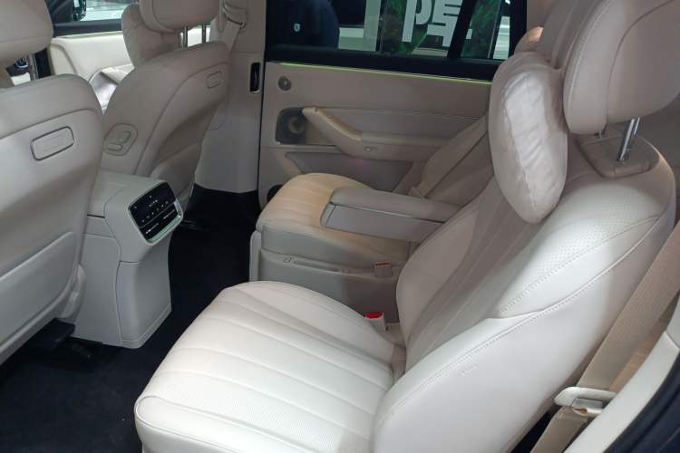 Used Hima AITO M8 2025 Model, Pure Electric Max+ Six-Seat Long-Range Version Left Rear Seat