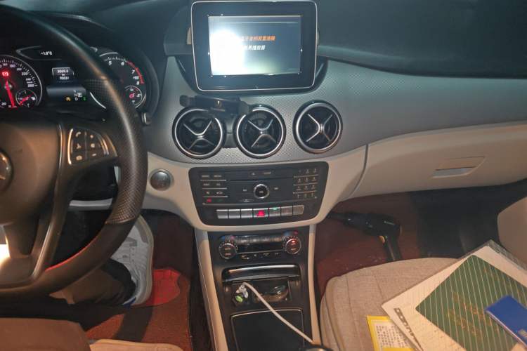 Used Mercedes-Benz B-Class 2015 B 200 Fashion Model Audio And AC Panel