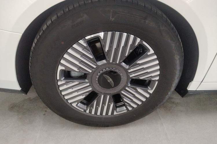 Used Geely Galaxy LEVC L380 2024 140-Degree 6-Seater All-Wheel-Drive Ultra Right Rear Wheel Hub