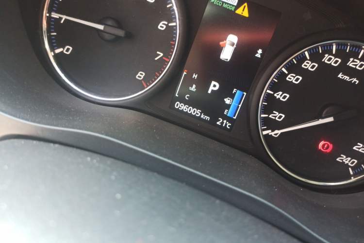 Used Mitsubishi Outlander 2019 2.4L 4x4 Zhi Xiang Edition 5 Seats China V Emission Standard Odometer Close Up