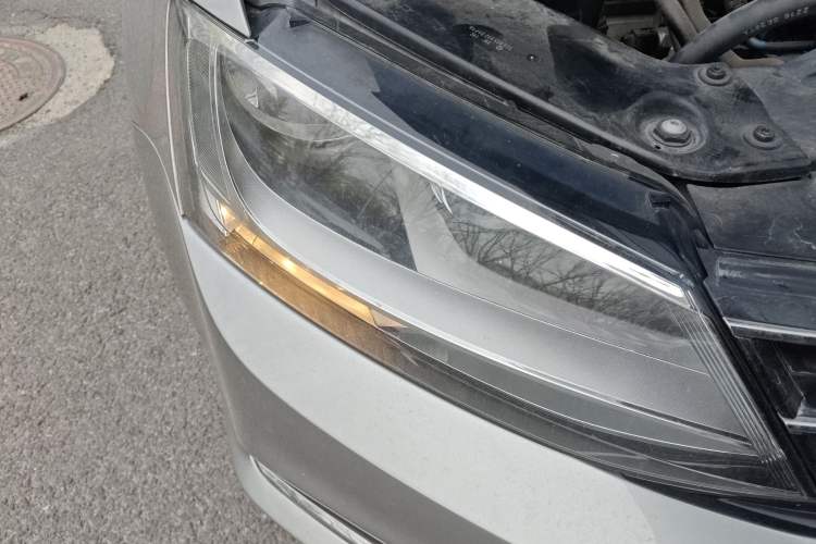 Used Volkswagen Sagitar 2017 230TSI Automatic Comfort Version Right Front Headlight