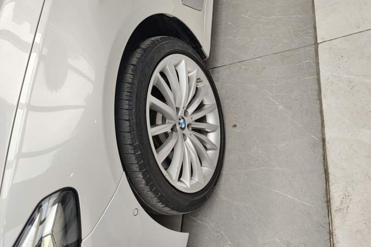 Used BMW 5 Series 2022 Updated 530Li Luxury Edition Premium Package Left Front Wheel Hub