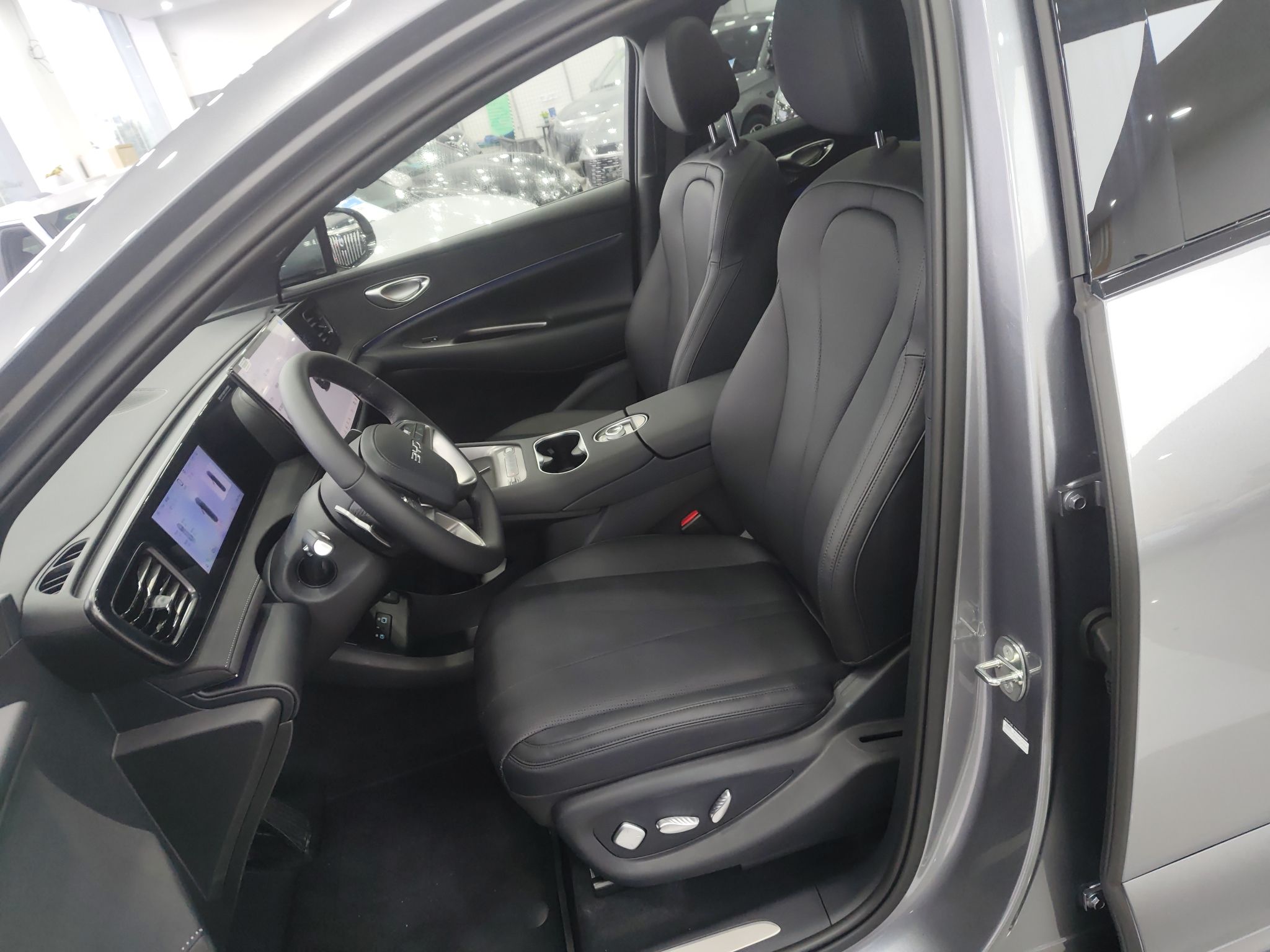 Переднее сиденье в автомобиле