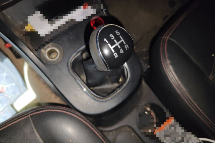 Used Dongfeng Fengon 360 2015 1.5L Manual Luxury 7-Seater China V Emission Standard Gear Lever