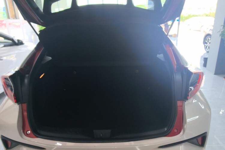 Used Toyota C-HR 2018 2.0L Luxury Sunroof Version China VI Standard
