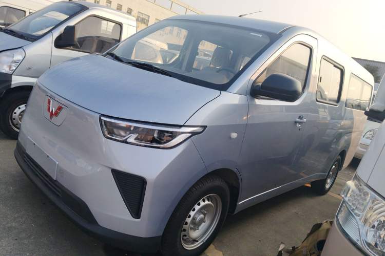 Used Wuling Yangguang 2024 300KM Comfort Version Passenger Van 75kW