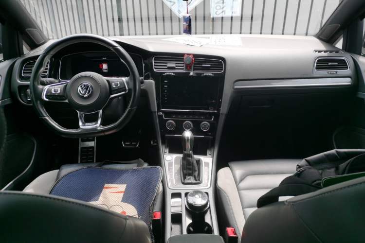 Used Volkswagen Golf 2020 Charming Edition 280TSI DSG R-Line Center Console