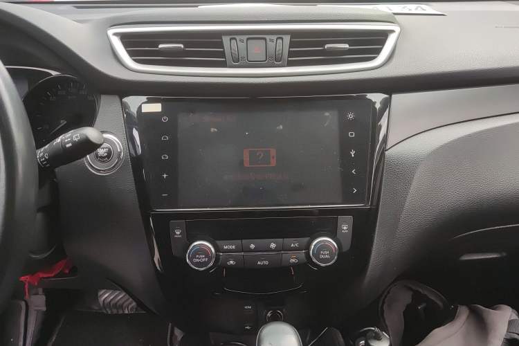 Used Nissan X-Trail 2015 2.0L CVT Comfort MAX Edition 2WD Audio And AC Panel