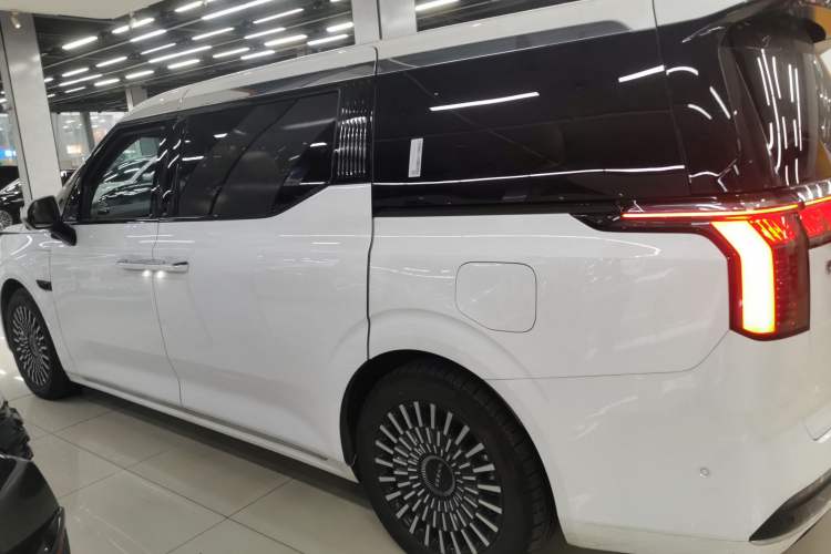 Used Zeekr 009 2024 Six-Seat Executive Version 4WD 108 kWh Left Side