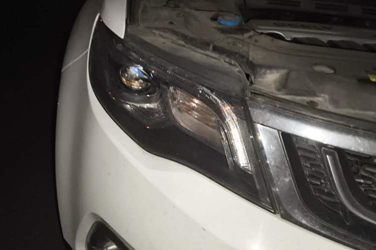 Used Geely Auto Emgrand X7 Sport 2016 1.8TD Automatic All-Wheel-Drive ZhiZun Edition Right Front Headlight