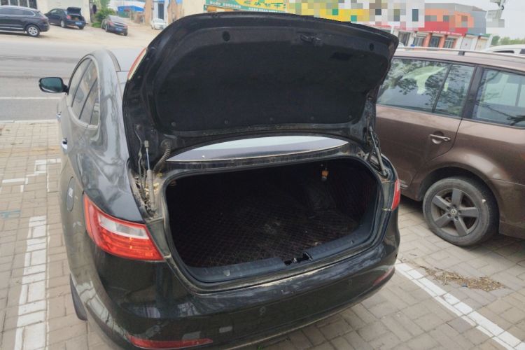 Used Bestune B70 2014 2.0L automatic luxury version Trunk