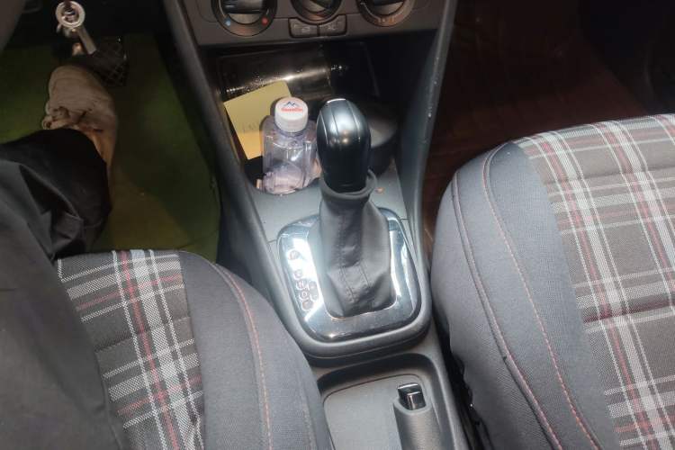Used Volkswagen Polo 2013 1.4L Automatic Comfort Edition Gear Lever