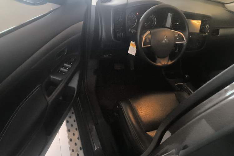 Used Mitsubishi Outlander 2016 2.0L Two-Wheel Drive Comfort Edition 5 Seats
