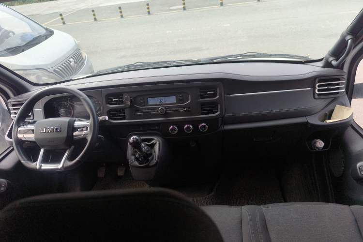 Used JMC Fushun 2022 2.0T Manual Van Short Wheelbase Low Roof 3-Seater Center Console