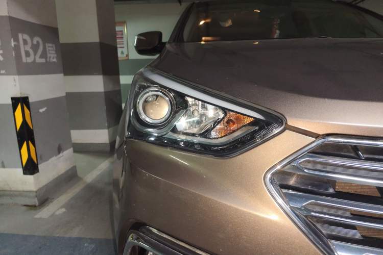 Used Hyundai Santa Fe 2017 2.0T Automatic All-Wheel Drive Smart 7-Seater Right Front Headlight