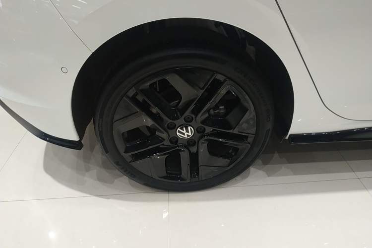 Used Volkswagen Golf 2025 300TSI R-Line Right Rear Wheel Hub