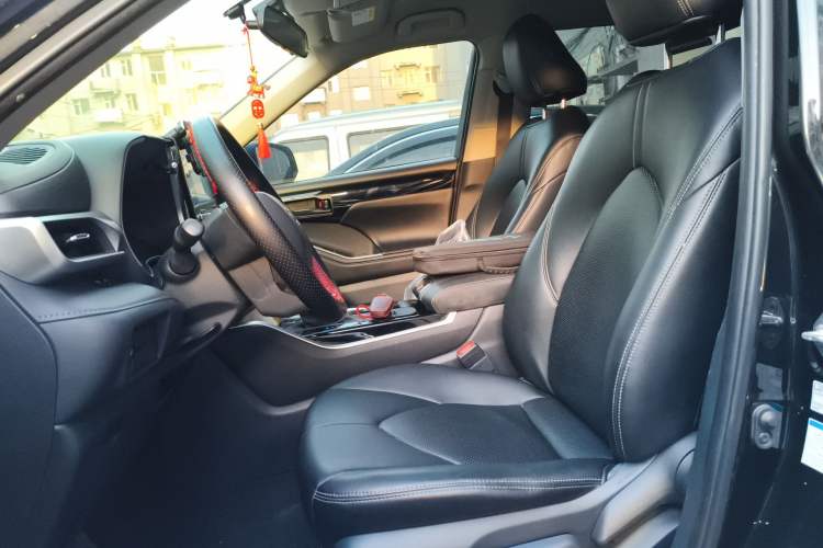 Used Toyota Highlander 2022 Dual-Engine 2.5L 4x4 Elite Edition 7-Seater Left Front Seat