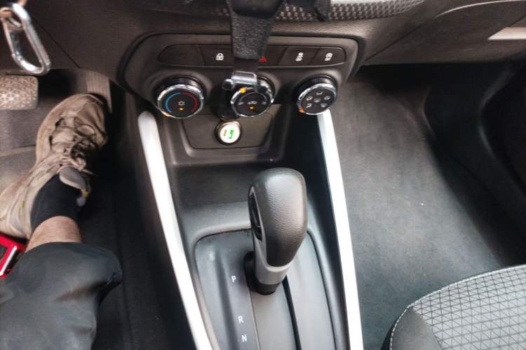 Used Chevrolet Cavalier 2022 325T Automatic Enjoyment Edition Gear Lever