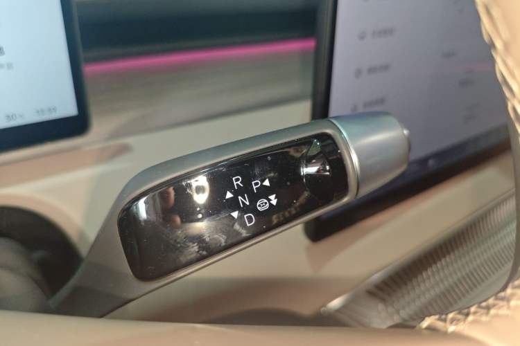 Used XPeng X9 2025 740 Ultra-Long Range Max Gear Lever