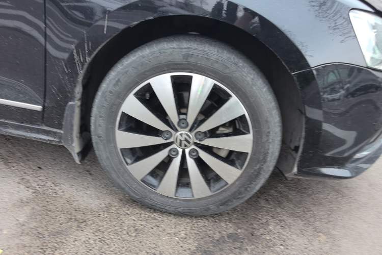 Used Volkswagen Sagitar 2017 1.6L Manual Comfort Model Right Front Wheel Hub