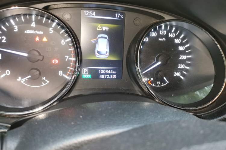 Used Nissan Qashqai 2016 2.0L CVT Elite Edition Odometer Close Up