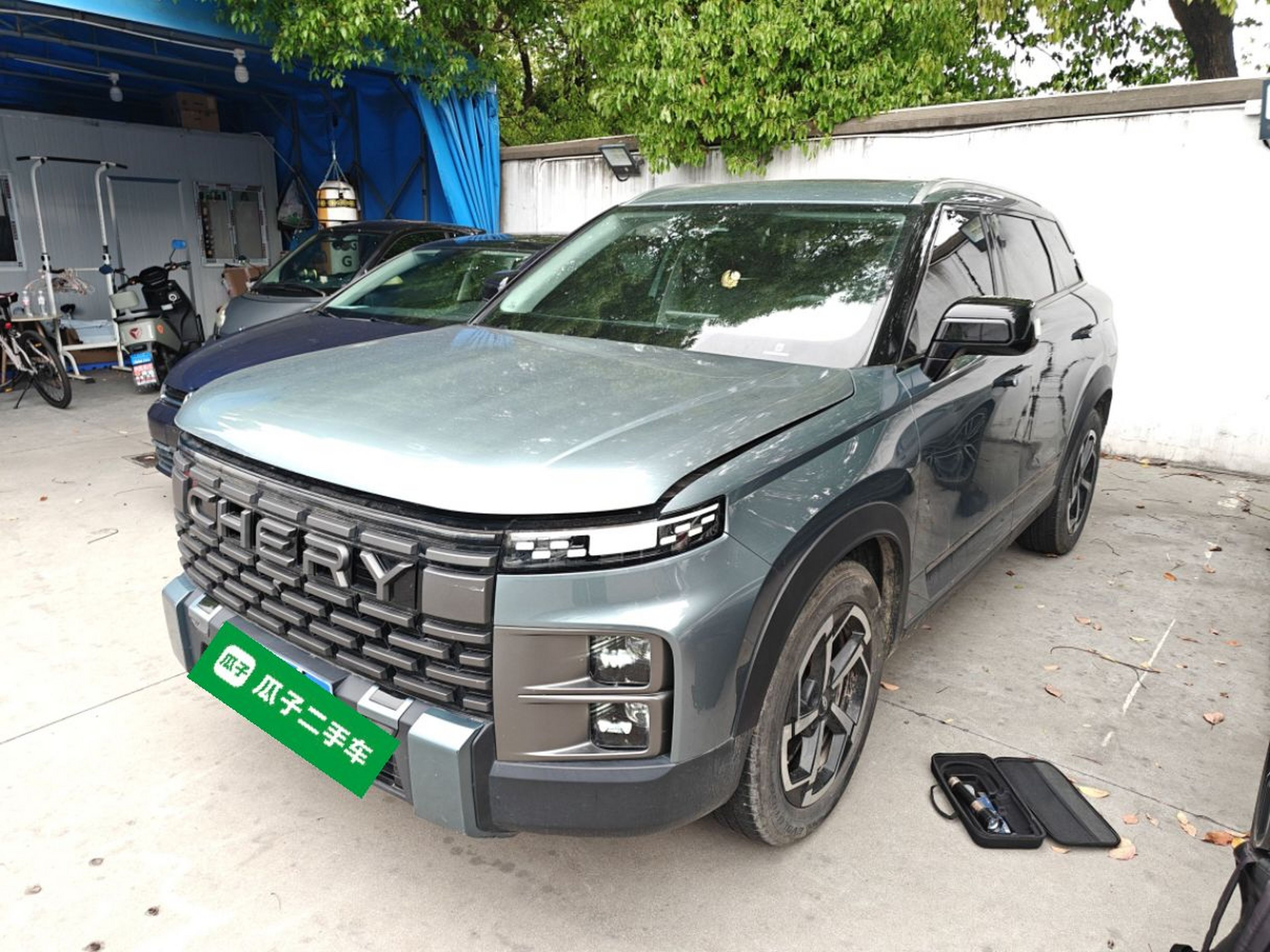 Под передней частью автомобиля