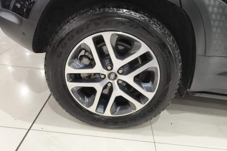 Used Land Rover Defender 2021 110 P400 Dark Special Edition Right Rear Wheel Hub