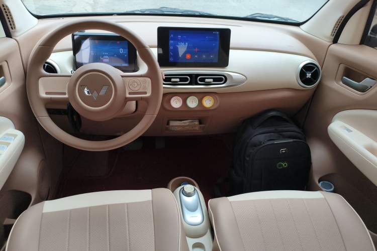 Used Wuling Hongguang MINIEV 2025 Four-Door Version Zhenxiang+ Edition Center Console