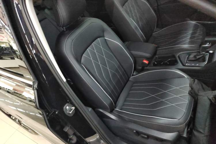 Used Volkswagen Tiguan L 2024 Outstanding Model 330TSI Automatic Two-Wheel Drive R-Line Dragon Glory Edition Right Front Seat