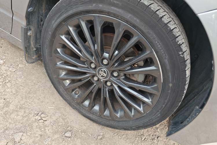 Used Toyota Avalon 2019 2.5L Touring Premium Version China VI Standard Right Front Wheel Hub