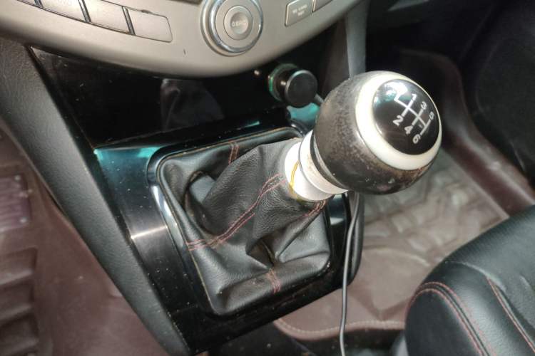 Used BYD S6 2014 1.5TI Manual Luxury 5-Seater Gear Lever