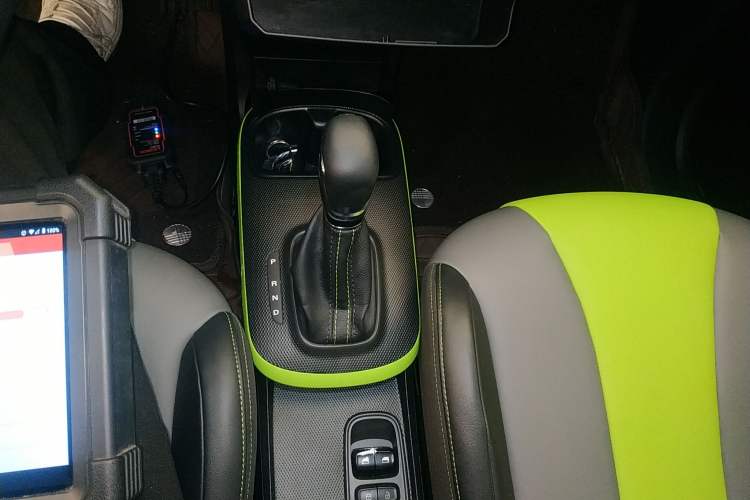 Used Roewe Clever 2021 302 km New Four-Seater Super-Efficient Version Gear Lever