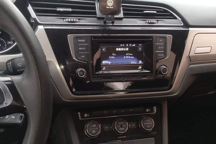 Used Volkswagen Touran 2016 Volkswagen Touran L 280TSI DSG Comfort Edition Audio And AC Panel