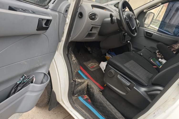 Used SAIC MAXUS Xintu V80 2019 2.5T Classic AMT Aoyuntong Short Wheelbase Mid-Roof 5/6-Seater